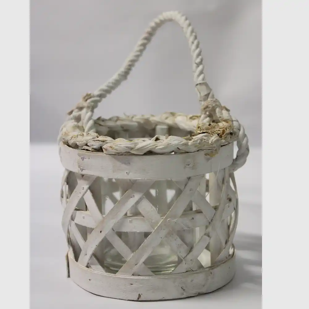 Farol blanco de mimbre